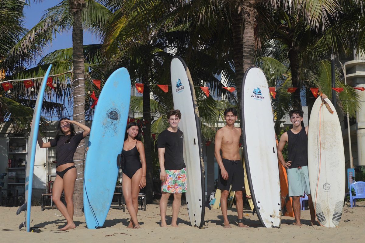 Lesson group with boards on the sand